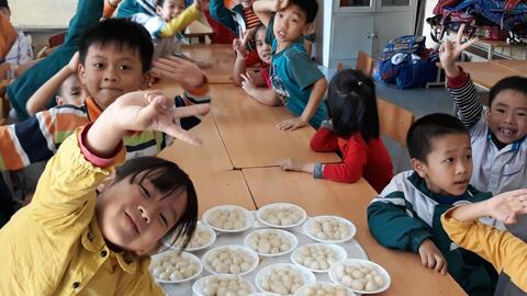 Học sinh Tiểu học Đồng Thanh làm bánh trôi, bánh chay đón Tết Hàn thực