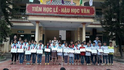 Liên đội trường Tiểu học Đồng Thanh tặng quà cho học sinh nghèo vượt khó