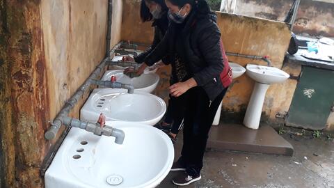 Trường Tiểu học Đồng Thanh khử trùng, dọn vệ sinh trường lớp phòng, chống dịch virus Corona