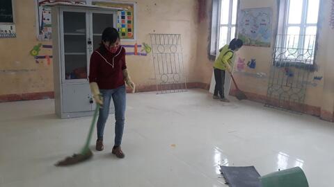 Dọn dẹp, tổng vệ sinh trường lớp chuẩn bị đón học sinh trở lại trường học