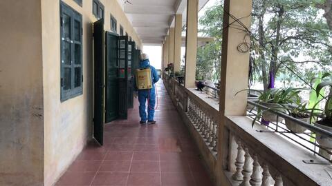 Tiểu học Đồng Thanh tiếp tục tổng vệ sinh trường lớp, phun khử khuẩn phòng chống dịch bệnh Covid 19